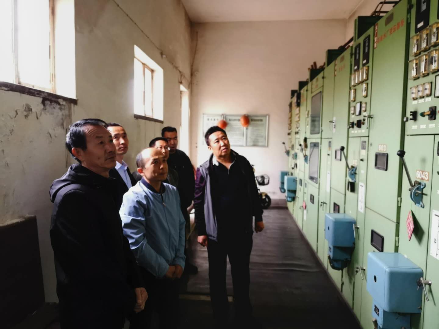 公司總經(jīng)理王建人在供水、污水生產(chǎn)一線開展風(fēng)險隱患排查.jpg